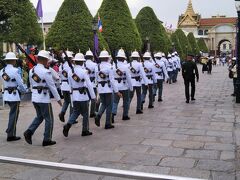 王宮エリアの入口付近で王宮警備兵（日本で言えば「皇宮護衛官」）の隊列を見かけた。
私がタイとバンコクを初めて訪れたのは1993年の夏。その時にバンコク中心部の3大観光スポットである王宮とワット・プラケオ、ワット・ポー、ワット・アルンを立て続けに訪れている。今回はそれ以来の見学である
