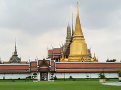ワット・プラケオ中心部の仏塔が重なり合うフォルムが何とも言えぬ美しさを醸し出している。