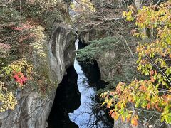 華乃湯から歩いて５分で遊歩道にでる。