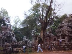 道路を隔ててお向かいにある「チャウ・サイ・テボーダ」。
２つの寺院は、「アンコールの宝石箱」と呼ばれていました。
中央祠堂と拝殿があり、東西の塔門があることは同じですが、
こちらの東塔門は離れていて、間に空中参道があります。
