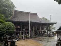 すぐ隣に天台宗青岸渡寺があるのも神仏習合の色濃さを残しています