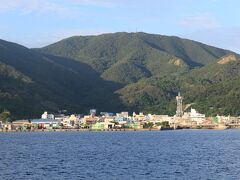 古仁屋の街が近付いてきた。
その背後の山には、奄美大島のビューポイントとして知られる高知山展望台と油井岳展望台がある。