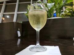 とりあえず、プライオリティパス使って寝酒を飲みにソンホンビジネスクラスラウンジへ。

期待裏切りませんね～
ちゃんとスパークリングワインありました。