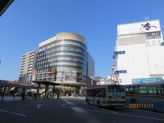 長野駅のロータリー前に立つ左手のビル（ドンキ・ホーテが入っている）の１階にアルピコ交通の長野駅前総合案内所があります
こちらで善光寺と松代へのバス乗り放題の1dayパスを購入（1,500円/人）