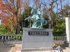 真田邸から自転車で5分程の象山神社へ

鳥居前には生誕200年を記念したブロンズ像が建っています
