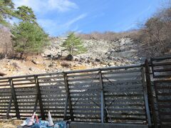 新湯爆裂噴火口跡（栃木県那須塩原市湯本塩原）

もし噴火したら、こんな柵じゃあまり頼りにならないだろうな。
