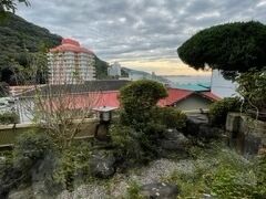 ホテルから見る、朝の眺めです。天気はあいにくの、どんより気味でした。