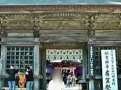 駐車場に車を停めて少し歩くと、随神門(ずいしんもん)の前にきます。