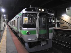 　苫小牧駅に着いて、千歳線列車に乗り換えます。
　札幌経由手稲行きです。

　苫小牧駅18:42　→　南千歳駅19:02（2797M）