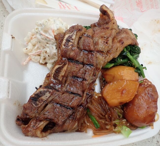 カルビプレート、これはミニです。ライスをパスして惣菜にかえてもらってます。