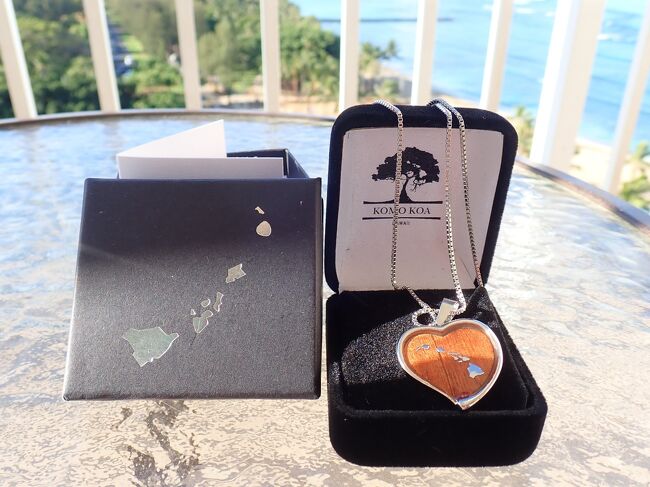 今回買ってもらったコアウッドのネックレス・・・　ハワイの地図がほどこしてあります。