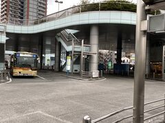 JR横浜線に乗りかえ、相模原駅へ。ここから路線バスで目的地へ向かいます。バスは２番乗り場です。