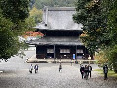 【泉涌寺】
　東福寺の北に接して「みてら」と呼ばれる泉涌寺があります。鎌倉時代の四条天皇が亡くなった時に葬儀が行われてから天皇家の菩提寺となっているお寺で、　厳かな雰囲気が感じられるお寺です。