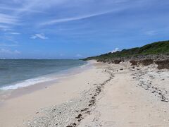 イシキ浜（写真）は五穀が入った壷が流れてきて久高島、沖縄本島へと穀物が広まったとされる伝説の場所。琉球石灰岩の大岩と白い砂浜に囲まれています。