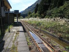 米坂線【越後金丸駅】
1933年(昭和8年)開業

レール間に溝があり滞水しています。井戸水を流して融雪する設備と思われます。