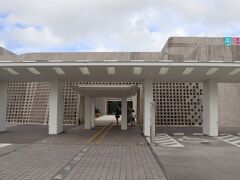 ＜おきみゅー＞県立博物館に行きました。琉球石灰岩の素材は沖縄のグスクをイメージしたもの（設計：石本建築）。