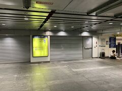 桃園行きのMRT駅は台北駅の西の外れ、少し歩きますので早く出たところまだ開いていませんでした。６時始発です。もう何人か待っている旅人もいました。