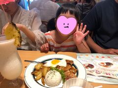 本日の最終目的地☆
「Eggs'n  Things」到着！
こちらも、1時間ほど待ってからの入店でした^_^


@ケイキ　テリヤキチキン　￥830

食むらのある次女ですが、自分の気に入った物は完食します！
こちらのテリヤキチキン、とても美味しかったようで完食していました(^o^)