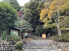 指定文化財、石山（標高160ｍ）の岩肌に阿弥陀・地蔵・西国三十三ヶ所観音など約40体の仏像が半肉彫りに刻まれており、石山一帯を管理した浄蓮坊跡を起点に約1.5ｋｍにわたる巡拝コースが設けられています。