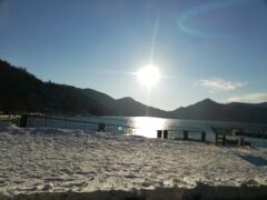 中禅寺湖の雪も今年はそれほど多くありません。
