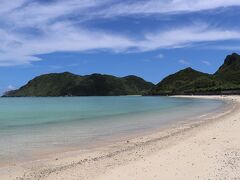 東浜（あがりはま）は、写真の綺麗なビーチです。海水浴というよりは、ベンチとテーブルにのんびり座って眺める、島民憩いの場でした。