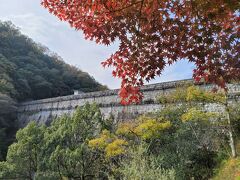 布引五本松堰堤
　　　　　　　　　　　　　　　　　
　布引ダムともいう、明治33年（1900年）完成の日本最初の重力式コンクリートダム