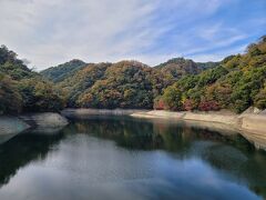 布引貯水池
　　　　　　　　　　　　　　
　ダム湖百選にも選定されている貯水池。神戸は、日本で７番目に近代水道として給水を開始している。
