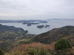 距離にしたら４キロないくらいですが、40-50分かけて何とか頂上に到着。
11月下旬なのに汗だらだら。

あいにくの曇り空だったけど、
大きな来島海峡大橋を高いところから紅葉と一緒に見れて満足。

