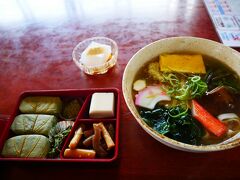 金峯山寺を出て、吉水神社へ向かう途中で、お腹が空いたのでお昼ごはん。「はるかぜ」さんで葛うどんと柿の葉寿司定食1400円を頂きました。奈良に来たらやっぱり柿の葉寿司！この旅行計画するまで柿の葉寿司なるものを知らなかったんですけどね　笑
のど越しがよいうどんで美味しかったです。