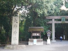 徒歩5分ほどで大神神社へ着きました。
ここも、ずっと来てみたかった場所の一つ。
日本最古の神社だそうです。
本殿はなく、拝殿の奥の三輪山がご神体です。
