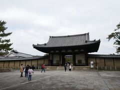 三輪駅から奈良駅経由で法隆寺駅へ。そこからバスで法隆寺参道まで。10：30頃到着。