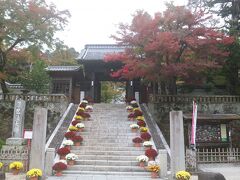 目の前には修禅寺があります。
少し紅葉になっています。