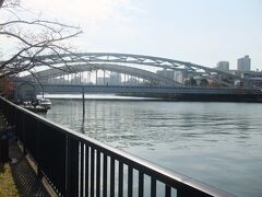 大川に架かる桜宮橋です