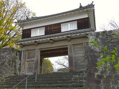 公園を抜けると櫓門が