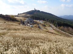 休暇村紀州加太に行く前に、生石高原に寄った。
ナビが誘導してくれる通り和歌山南インターで高速を降りて、高原に向かう。
これがクネクネの細い山道の連続で、細道嫌いの爺はブツブツ文句を言いながら運転をしていた。
「もっと広い道はないのか？遠回りになってもいいから、帰りは広い道を行く」
バスも行く高原だから、きっと広い道があるはず。
文句を言いつつも、無事に駐車場に到着した。
