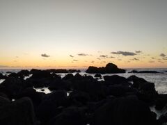 6時31分、室戸岬遊歩道東側から海岸に出て、撮影場所を探した。スマホで撮影した日の出前の海岸風景。波が結構荒い。