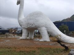 ずぶ濡れになりながらひたすら走ってやっと因島大橋が見えてきた！

そしてこの恐竜。
この恐竜のお腹の下でやっと雨宿り。
もう手袋も搾れるくらいびしょびしょ。。。

でもこの公園で一人サイクリストを発見！
この方のおかげで勇気が出ました。

今まで誰も自転車に乗っている人は見かけなくて、行きかう車も「なんでこんな日に自転車のってるんだよ・・」と思っているんだろうな～と感じながら走っていたけど、やっと同志を見つけた！！もう少し頑張ろう！と思えました。

ちなみにこの近くにみかん大福で有名な「はっさく屋」があったけど、
先を急ぐことしか頭に無かったのでスルー。

濡れて辛かったけど、朝ご飯をたくさん食べたから体力は残っています。