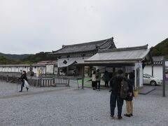 むつ市内から車を走らせること2，30分ほど。恐山に到着。

山奥にとても大きなお寺。駐車場には車がたくさん。入山料は500円。