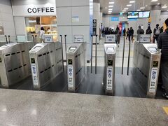 桂陽駅で空港鉄道へと乗り換えです。ソウル・仁川市周辺の鉄道はＫＴＸなどを除き首都圏電鉄として一体的に利用できますが、運行事業者は様々で乗り換え改札があるところもあります。ここでは仁川鉄道から空港鉄道へと事業者が変わりますので乗り換え改札にタッチが必要ですが、加算料金を取られることはないようです。
日本のSuicaと同じようにタッチすれば自動的に清算してくれます。