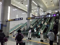 金浦空港駅に到着しました。桂陽駅から金浦空港駅へは一駅ですがものすごい混雑でした。ラッシュ時間は過ぎているんですけどね・・・。
というのもこの２０２２年１１月１７日は大学修学能力試験の日。韓国は日本を上回る学歴社会でこの試験の結果が一生を左右すると言っても過言ではないです。その為この試験の為に国を挙げて体制づくりをしていて、会社の始業時間などは遅れる形でこの日に限ってはちょうどラッシュ時間になってしまったようです。