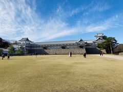 金沢城で一番のスポットに五十間長屋と芝生の広場でちょっと休憩。