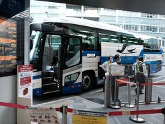 成田空港へは来た時と同じく東京駅発着のローコストバスを利用。
乗り場は八重洲南口の高速バスターミナル。

こちらのターミナルはタクシーが入れません。八重洲北側の大丸百貨店前で降りて、大量の荷物を人混みの中をゴロゴロ。そんなに離れている訳でもないのですが実に不便。来た時の東京駅北口の高速バス降車所もタクシー乗り場なく大変不便でした。
バスは10分に1本位出ていますが、次男夫婦と別れを惜しみつつ、一番早いバスに乗車。
本来は預け荷物は１人1個まで。2人で5個はやり過ぎなるも「次回からは・・・」で乗車。ありがとうございました。
＠1,300円　16:20出発。