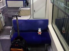 旅行日１日目(11月16日)です。

仕事を終えて、地元の最寄り駅からＪＲ線に乗り継いで東京モノレールに乗って羽田空港へ行くことにしました。
いつもは車で空港へ行くのですが、今回は旅行最終日に立ち寄るところがあるのです。

理由ですが、最後の方に記してあります(^_-)-☆。

久しぶりに東京モノレールに乗りまして…、