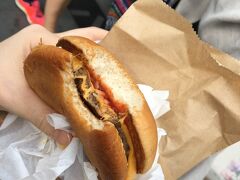 coexモールの中のマックで昼食。
あまり時間がないのでチーズバーガーだけを爆速で食べました。