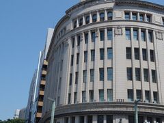 築地本願寺から歩いて銀座へ。テレビでしか見た事無い和光の時計塔。初めて見ました。