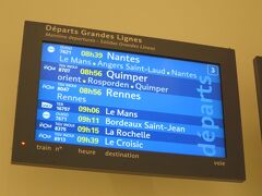 旅の出発地点はパリ・モンパルナス駅。レンヌ、ボルドー、ラ・ロシェルなど、フランス西部へ向かうTGVが発着します。

我々がこれから乗車するのは08:56発のTGV。カンペール行き8707列車とレンヌ行き8047列車が併結して走ります。レンヌまでは無停車でひとっ飛び。