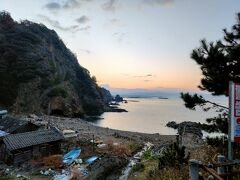 【11月21日】
日本海の宿「銀海」で、少しずつ朝を迎えています。
海岸では、ご主人が漁船を出す準備をしていました。
宿の前の「二股バス停」からは、1本/2時間程度のバスが灯台と出雲大社を行き来しています。