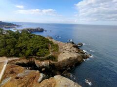 灯台上からは荒々しい日御碕海岸（国立公園）を望むことができます。
遠くに隠岐島まで観ることができるそうですが、本日は見えませんでした。

