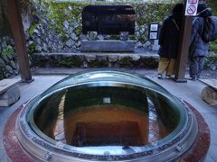 露天風呂のすぐ目の前にある伊香保温泉の源泉。半円形の窓の中で源泉が湧き出でいますが、ドバドバでなくゆっくり流れています。かなり拍子抜け。。