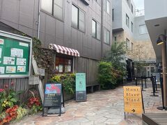 少し移動して…モンブランスタンド。
こちらもまだ開店前でした。
